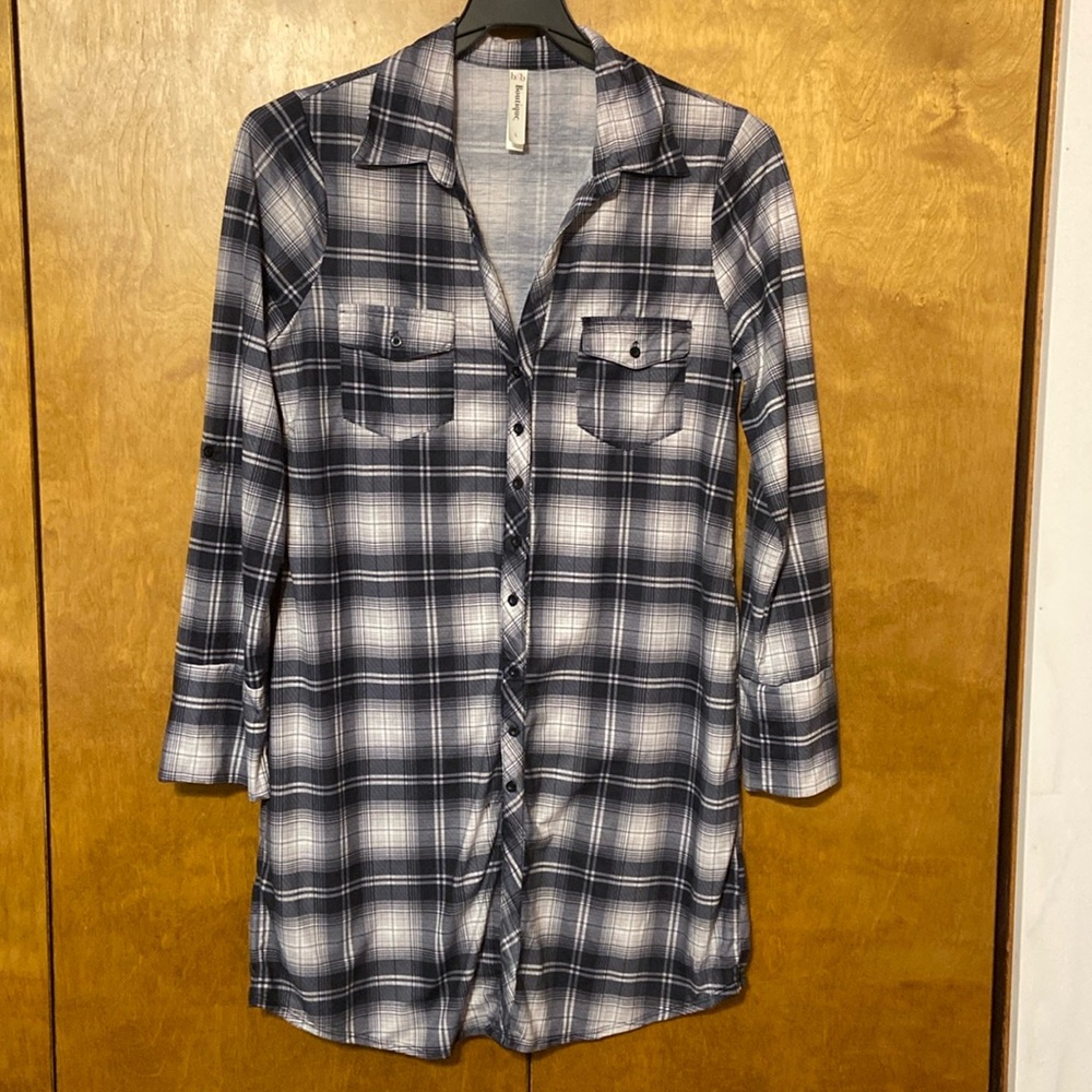 B&B Boutique Lg Shirt Dress Plaid  button up pockets roll tab slvs. No belt